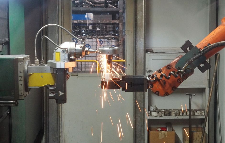 FANUC robotic cell operating in a Quebec manufacturing plant